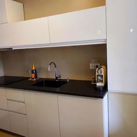 Apartman Front De *